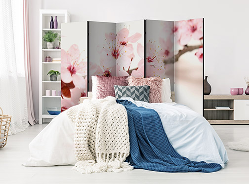 paravento dietro il letto fiori